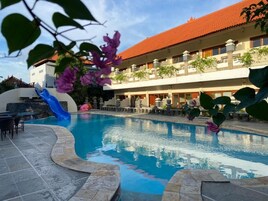 Kolam renang outdoor, dengan kursi berjemur
