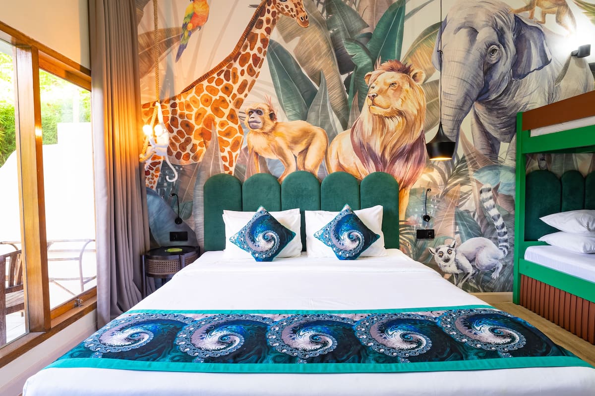 Family Safari Room | 1 slaapkamer, een minibar, een bureau, geluiddichte muren