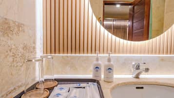 Family Safari Room | 浴室 | 淋浴设施、免费洗浴用品、毛巾