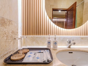 Family Safari Room | Salle de bain | Douche, articles de toilette gratuits, serviettes fournies
