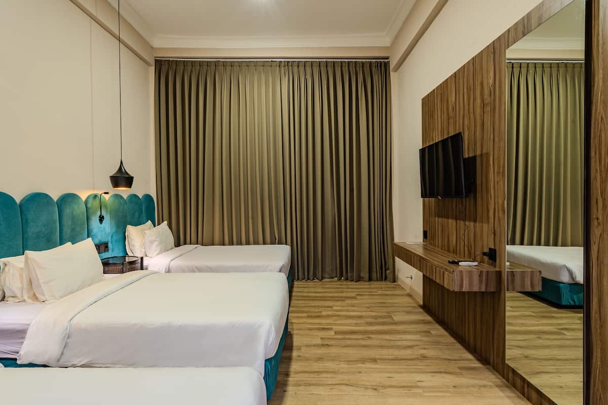 Driepersoonskamer | 1 slaapkamer, een minibar, een bureau, geluiddichte muren