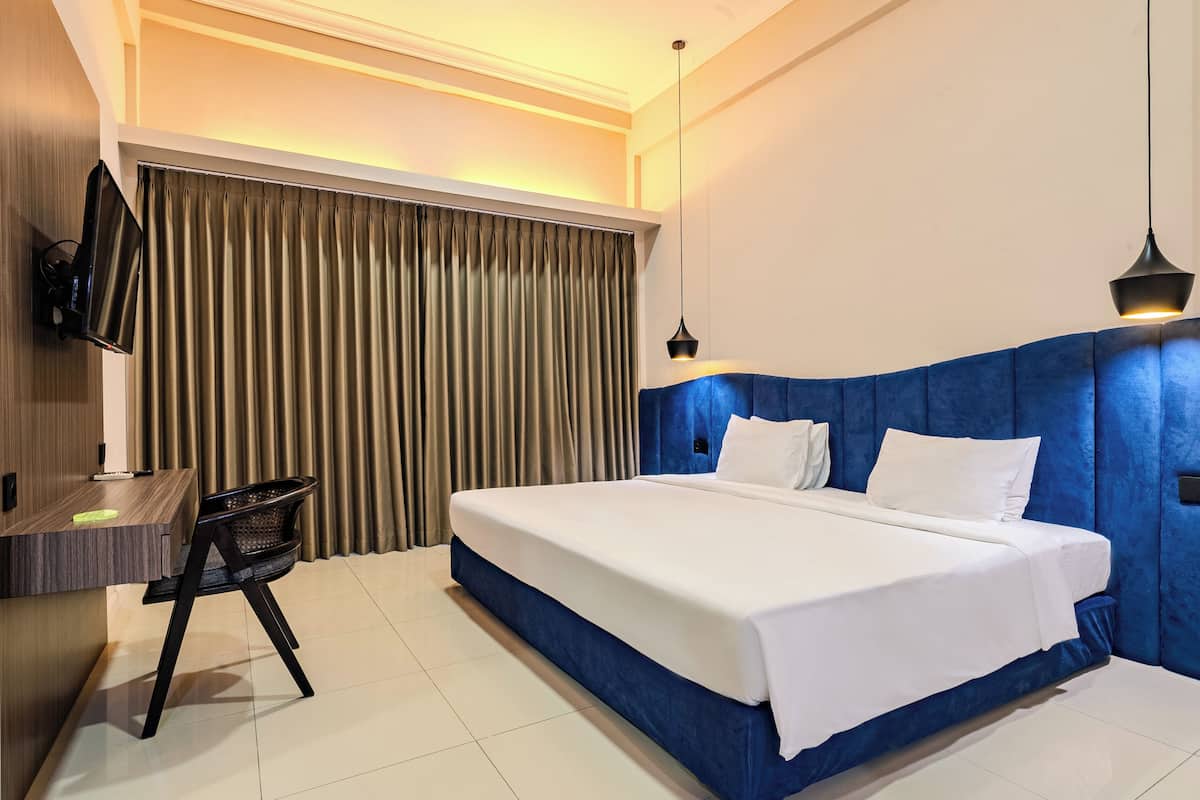 Deluxe Pool View Room | 1 slaapkamer, een minibar, een bureau, geluiddichte muren