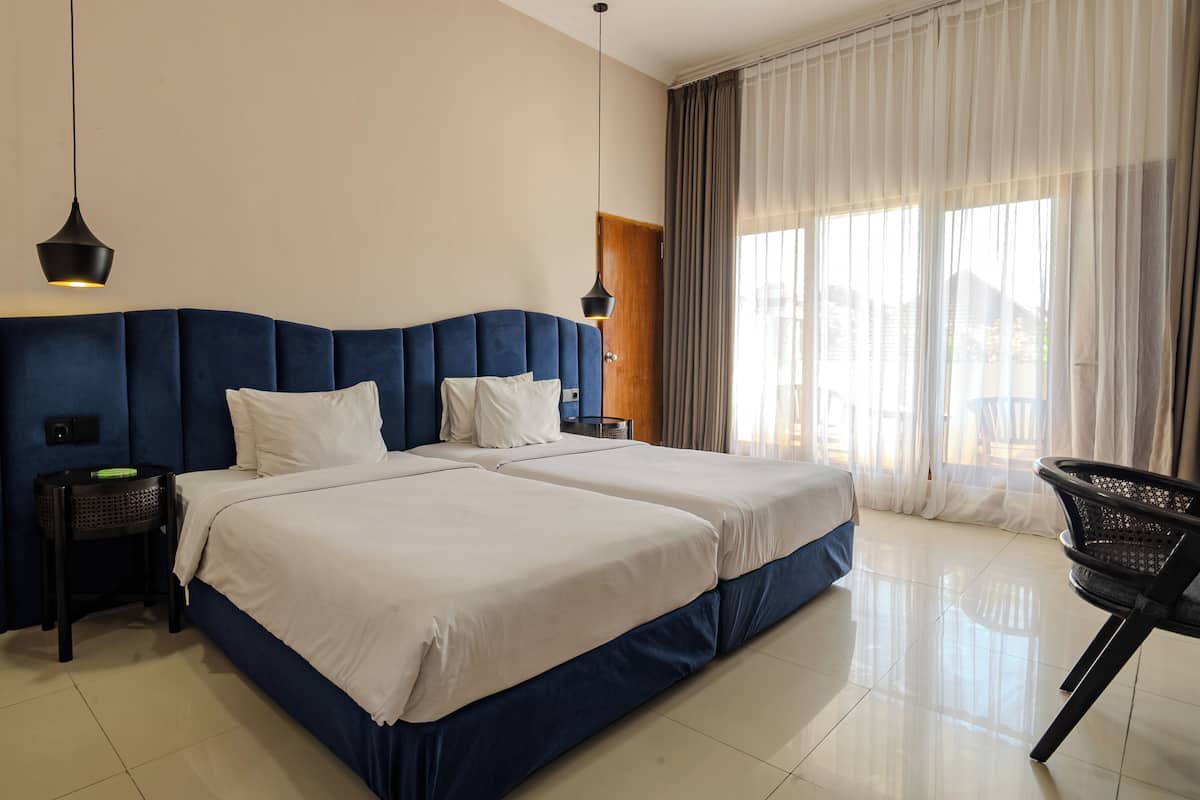 2 Bedroom Interconnecting Pool View | 1 slaapkamer, een minibar, een bureau, geluiddichte muren