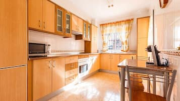 Een koelkast, een magnetron, een oven, een koffiezetapparaat/waterkoker