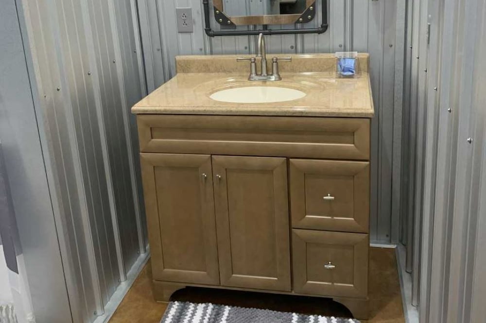New Studio Apartment!!! Near Beautiful Kentucky Lake.