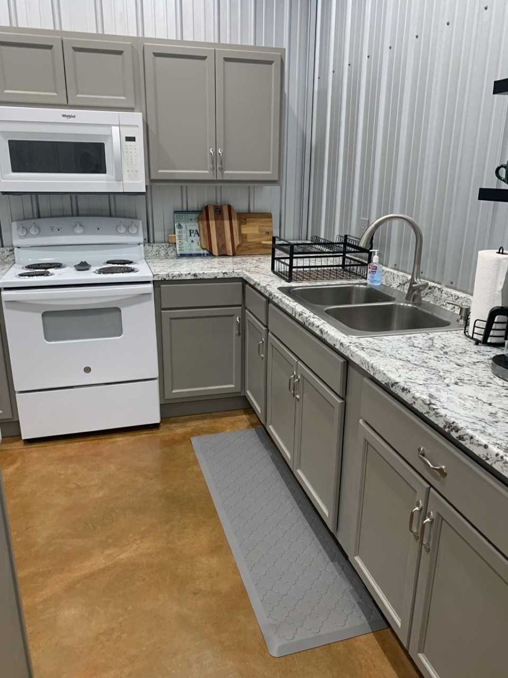 New Studio Apartment!!! Near Beautiful Kentucky Lake.