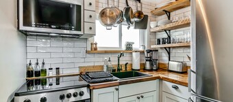 Cozy & Historic Gem: Free Parking+ Patio -Sleeps 6