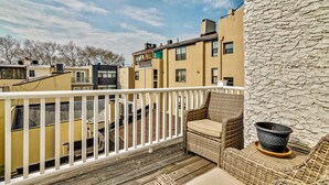 A balcony with wicker furniture and a potted plant. - Cozy & Historic Gem: Free Parking+ Patio -Sleeps 6 (Philadelphia)