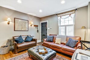Smart TV - Cozy & Historic Gem: Free Parking+ Patio -Sleeps 6 (Philadelphia)