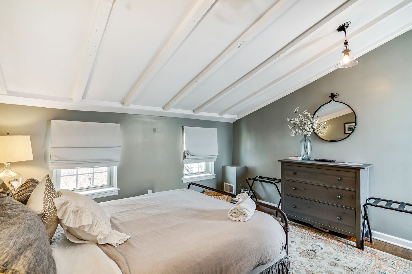 Cozy & Historic Gem: Free Parking+ Patio -Sleeps 6