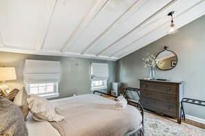 3 habitaciones, tabla de planchar con plancha, wifi y ropa de cama 