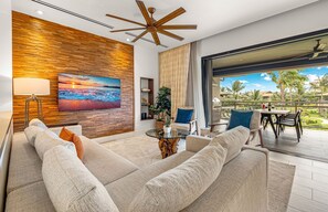 Televisie, een open haard en een stereo