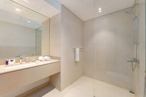 Apartment | Bathroom | Shower, free toiletries, hair dryer, bidet - Maison Privee - Exquisite Apt on Yas Island cls to ALL attractions (Abu Dhabi)