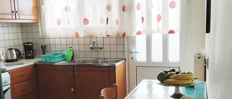 Jääkaappi, mikroaaltouuni, uuni, liesi