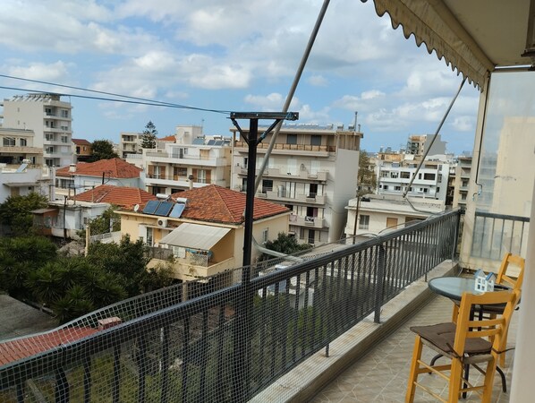 Outdoor dining - Beautiful 65 sqm 2-Bed Apt in Chania with Parking (Chania)