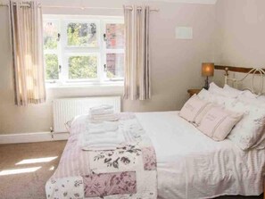 1 bedroom, iron/ironing board, WiFi, bed sheets - CottageSleeps2-Fireplace-ValleyView-Patio-Garden (ironbridge)