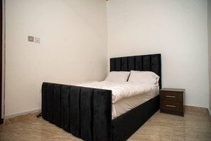 1 bedroom, iron/ironing board, WiFi, bed sheets - Lovely & Cute Condo - Close to Highway - Parking (Accra)