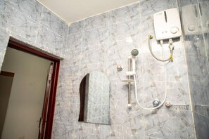 Shower, towels - Lovely & Cute Condo - Close to Highway - Parking (Accra)