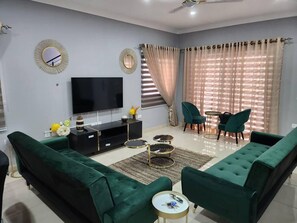 TV - Spacious Luxury 3Bed Hse in Tema - Netflix, Wi-fi (Tema)