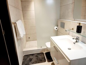 Shower, towels - Luxurious & Comfy Gem-5 Star Location-Pools, Gym! (Accra)