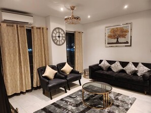 TV - Luxurious & Comfy Gem-5 Star Location-Pools, Gym! (Accra)