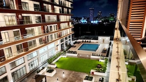 A multi-story hotel with a rooftop pool, outdoor seating areas, and a well-maintained courtyard. - Elegant & Luxury Gem-5 Star Location -Pools, Gym! (Accra)