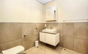 Combined shower/bathtub, towels