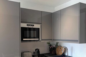 ثلاجة، ميكروويف، محمصة خبز، كرسي للأطفال