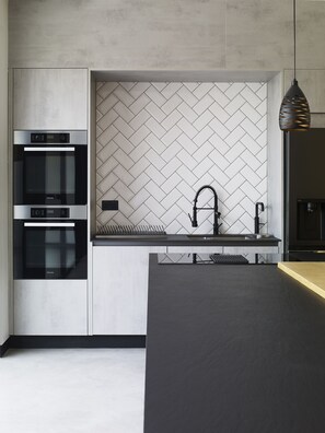 Fridge, microwave, oven, stovetop - Chess Valley modern home stay (Rickmansworth)