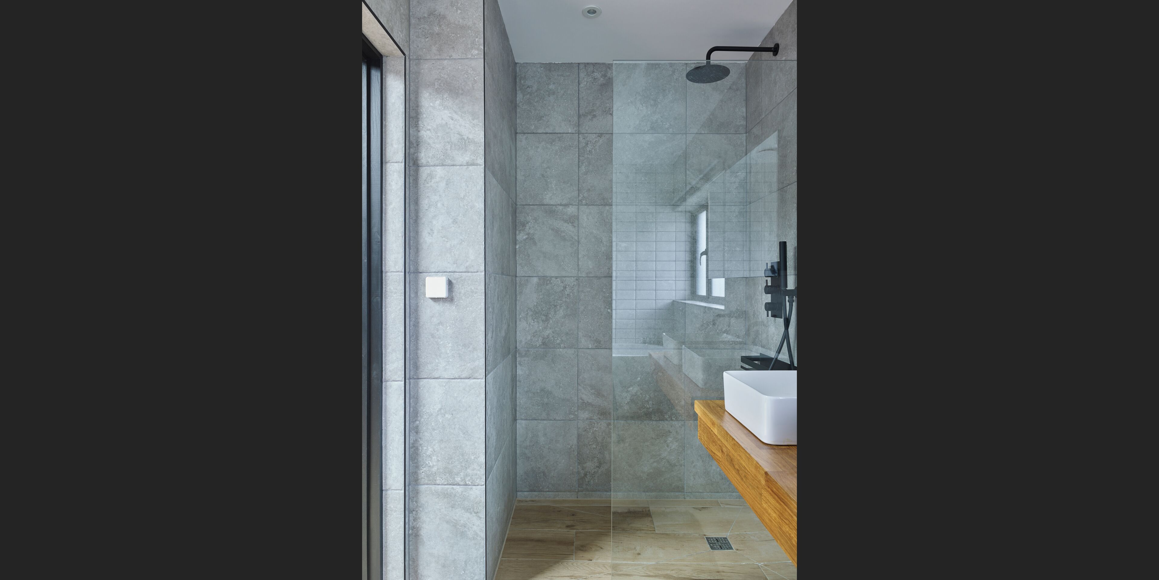 Bathtub, hair dryer, towels