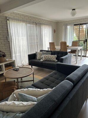 Smart TV, fireplace - location location 5min walk to beach, lake, restaurants and shops (Merimbula)