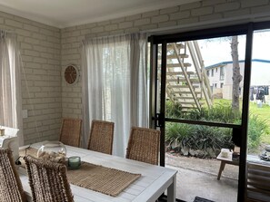 Dining - location location 5min walk to beach, lake, restaurants and shops (Merimbula)