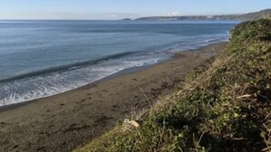 A beach with a clear view of the ocean and a distant landmass. - Torpoint - Apartment - Sleeps4 - Seaside - Parking (Torpoint)