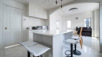 Basic-Haus | Essbereich im Zimmer