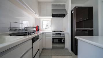 Refrigerador con freezer, microondas, placa de cocina, lavavajillas