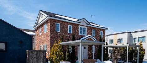 Façana frontal de l'allotjament