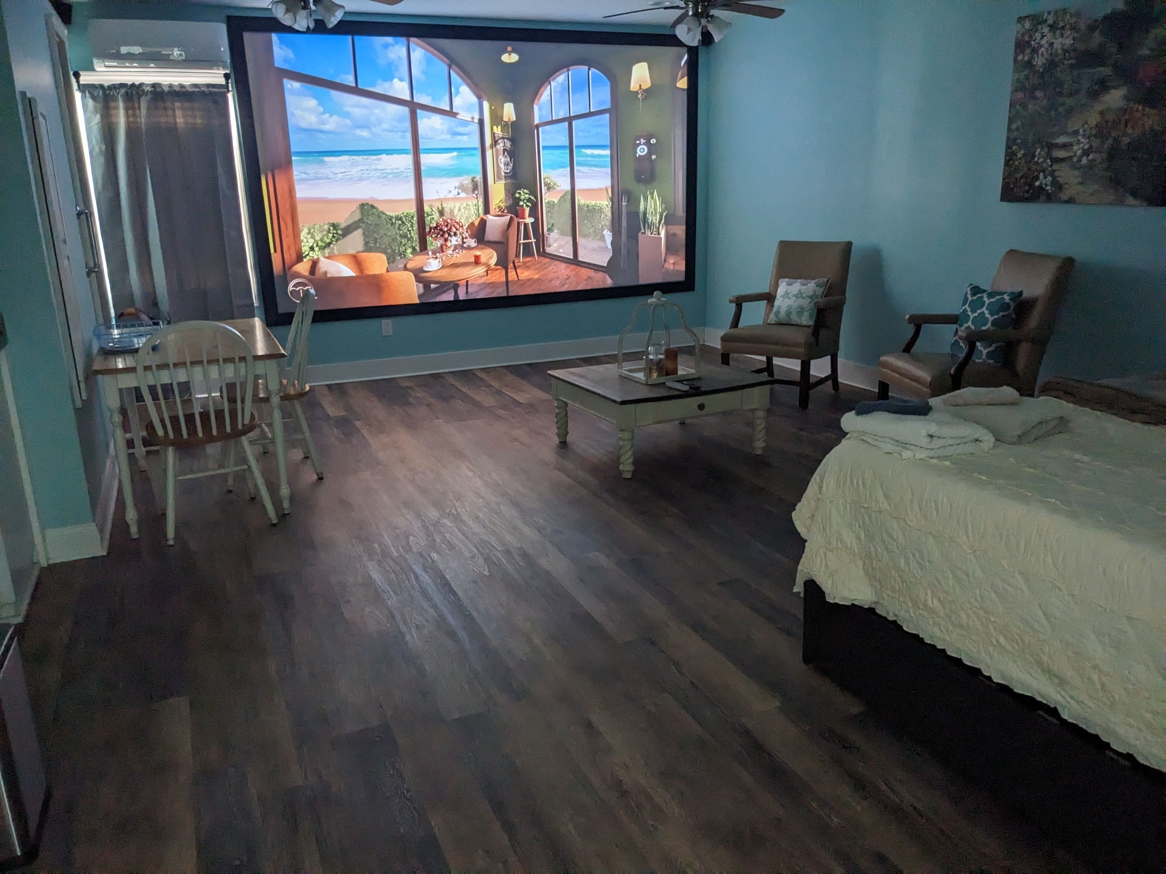 Cozy studio with movie theater, beach 5 min away