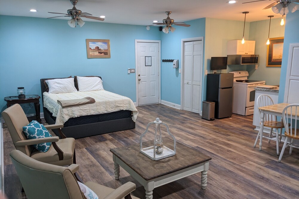 Cozy studio with movie theater, beach 5 min away