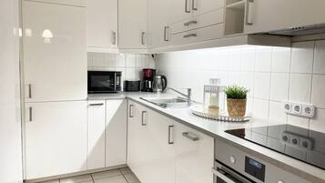 Frigorífico, microondas, horno y placa de cocina