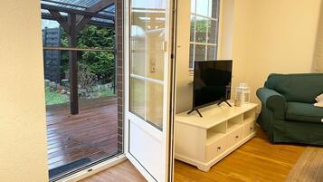 Télévision, table de tennis de table, chaßne hi-fi