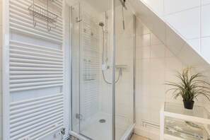 Dusche, Haartrockner, Handtücher