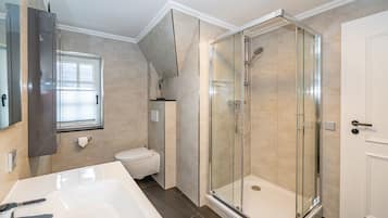 Een douche, een haardroger, handdoeken