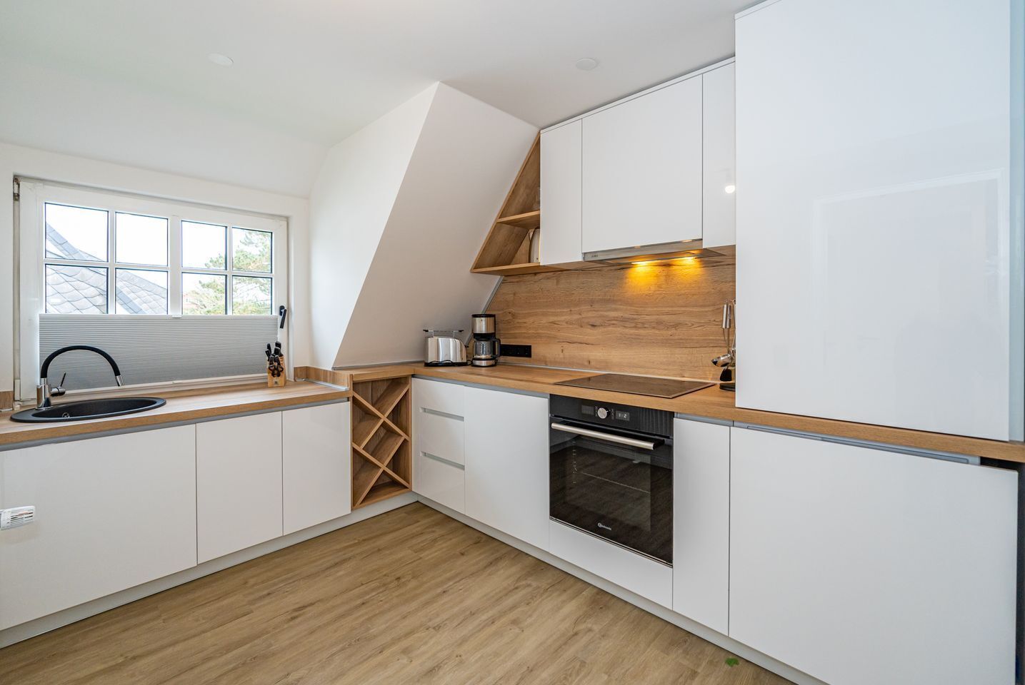 Coffee/tea maker, fridge, oven, stovetop