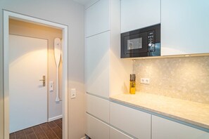 Jääkaappi, mikroaaltouuni, uuni, liesi