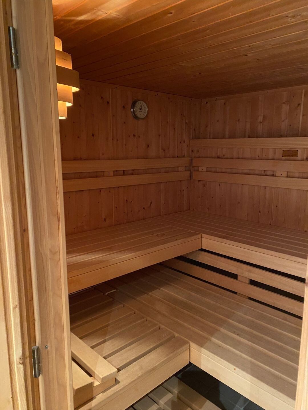Eine Sauna mit Holzwänden und Sitzbänken.