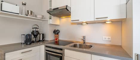 Wasserkocher mit Kaffee-/Teezubehör, Kühlschrank, Mikrowelle, Ofen
