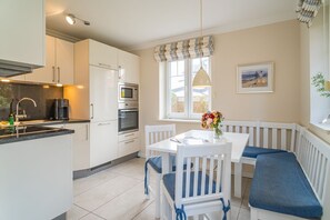 Fridge, microwave, oven, stovetop - Hannah - Einladendes Hausteil mit Garten in Bester Lage (Sylt)