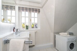 Shower, hair dryer, towels