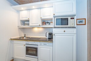 Fridge, microwave, oven, stovetop - Altstadttor App. 14 - Central 2-room apartment under thatch in Alt (Sylt)