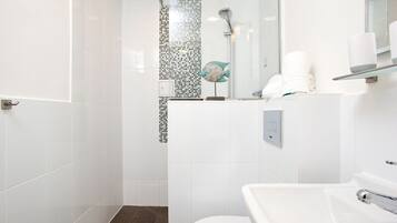 Ein modernes Badezimmer mit Dusche, Toilette und Waschbecken.